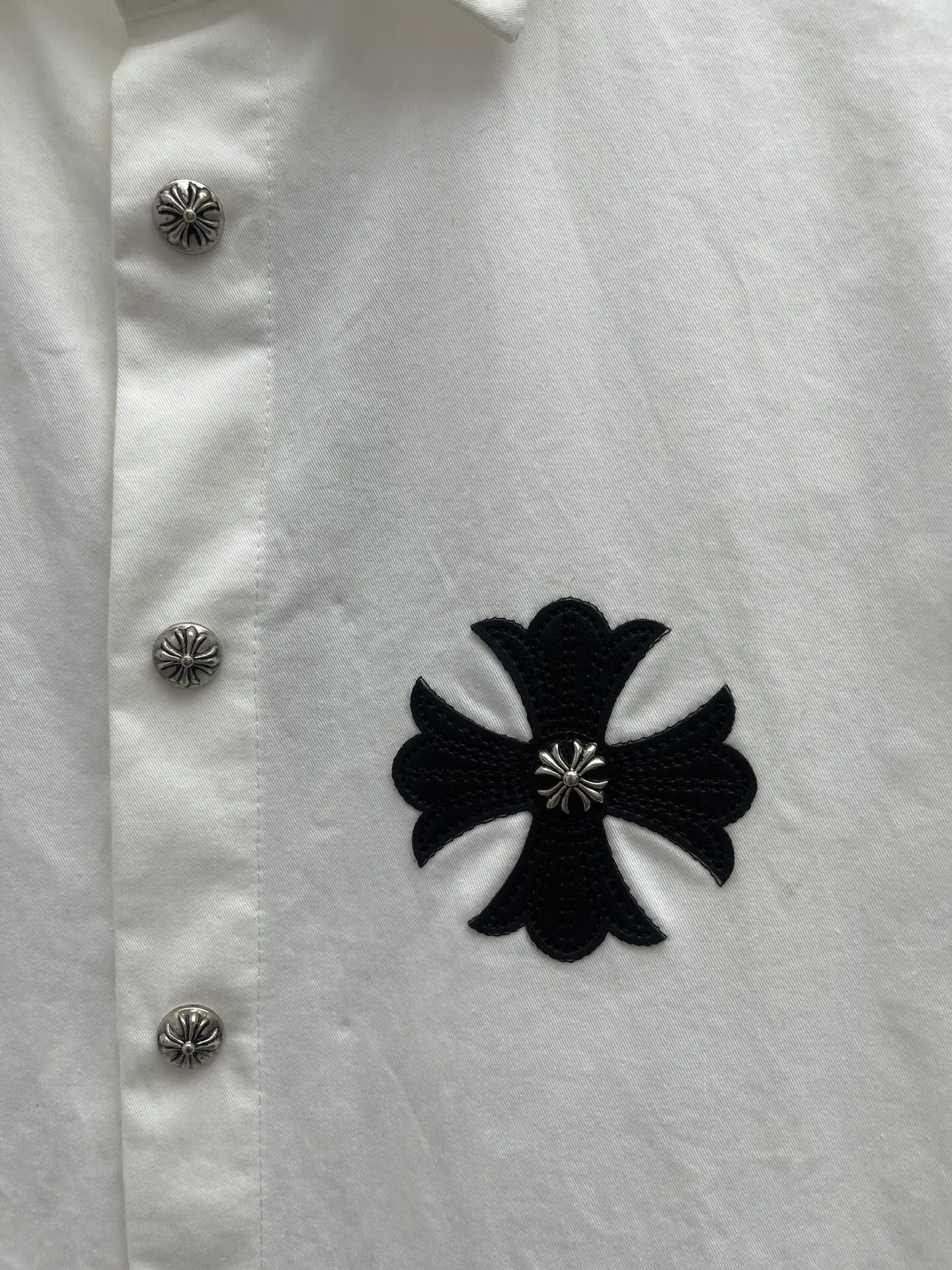 P500 💰Chrome Hearts leather cross leather embroidery shirt jacket! OS version can be worn by both men and women! The fabric is made of twill gauze cotton fabric! The texture is clear and smooth, not easy to wrinkle or fade! The embroidery process is complex and repetitive, and the requirements for the embroidery machine are very strict. The distance is always 45 centimeters! It won’t work if the spacing is too big, and it won’t work if it’s too small! The hardware is all carved and cast. This piece of clothing consumes a lot of material. More than 3 meters of material is used for one piece of clothing! After the garment is made, it needs to be fixed at high temperature, washed at a water temperature of more than 70 degrees, and softened by adding softener to make the upper body softer and smoother!   Color: black white Size: m-3xl Style number: 5878